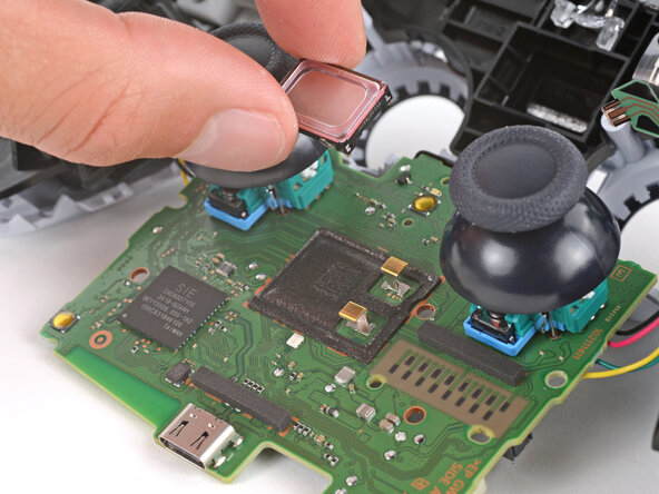 DualSense Controller V5 Buttons Replacement, Remove the speaker: crwdns2935265:025crwdnd2935265:02crwdnd2935265:03crwdne2935265:0