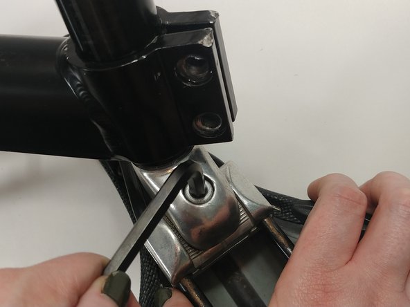 How to Replace a Bike Saddle When You Have a Rear Bike Rack: étape 5, image 2 de 3