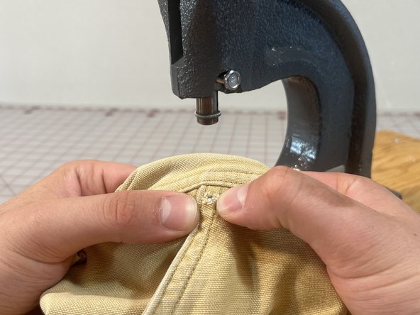 Rivet Replacement on Work Pants, Place the garment onto the press: crwdns2935265:03crwdnd2935265:02crwdnd2935265:03crwdne2935265:0