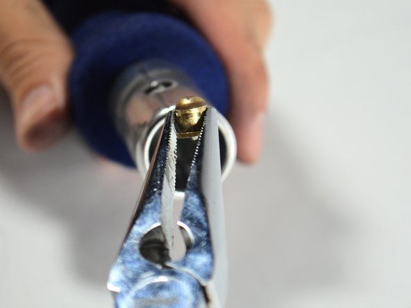 JD Razor 2000 Fastening Button on Handle Bar Replacement, Pulling out the Button: crwdns2935265:06crwdnd2935265:02crwdnd2935265:02crwdne2935265:0