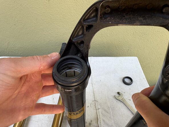 Fox32 Mountain Bike Front Air Suspension Fork Seal and Oil Replacement: étape 33, image 1 de 3