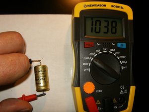 Testing a capacitor with a multimeter 