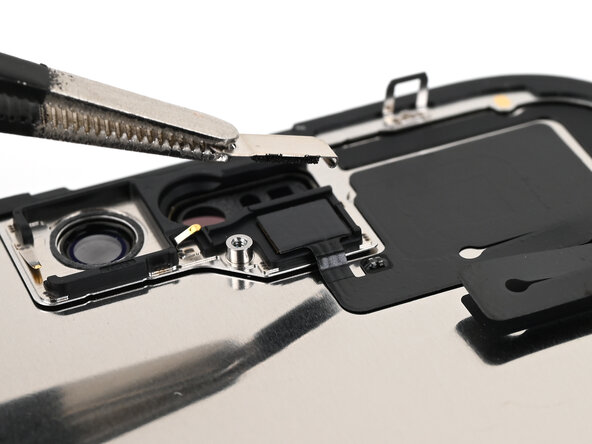 iPhone 16 Screen Replacement, Remove the ambient light sensor bracket: crwdns2935265:020crwdnd2935265:03crwdnd2935265:03crwdne2935265:0