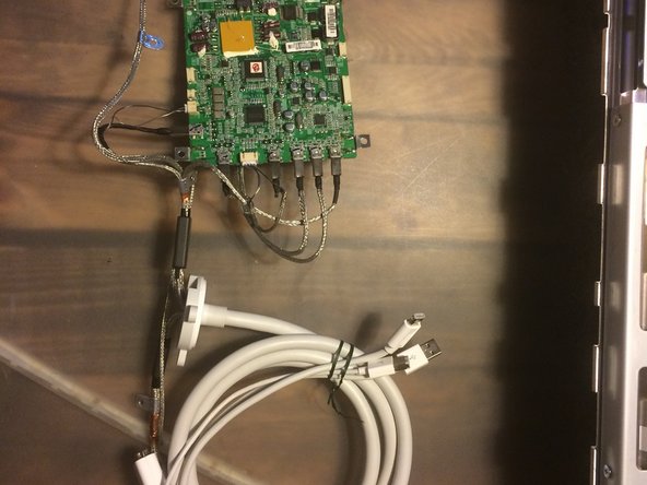 Apple Cinema HD Display 30" Teardown, Carte logic board: crwdns2935265:013crwdnd2935265:02crwdnd2935265:02crwdne2935265:0