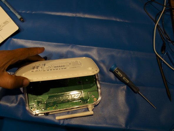 Netgear G54 Wireless Router Teardown, Removing the case: crwdns2935265:04crwdnd2935265:02crwdnd2935265:03crwdne2935265:0