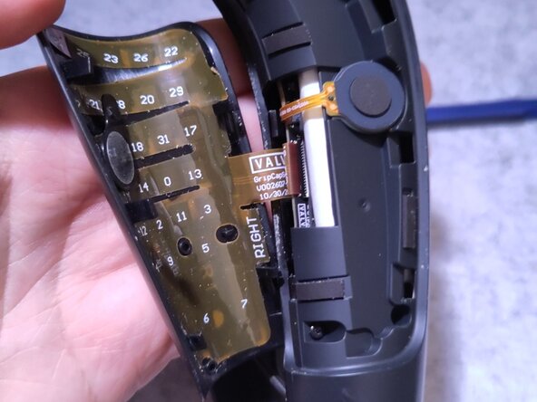 Valve Index Controller Right Index Controller Battery Replacement, Reinsert the ribbon cables: crwdns2935265:07crwdnd2935265:03crwdnd2935265:03crwdne2935265:0