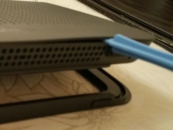 Serial Port and JTAG ports on a TalkTalk WiFi Hub, Releasing the Outer Clips: step 1, image 1 of 3