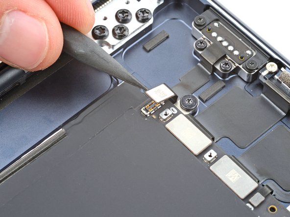 MacBook Air 15" 2023 MagSafe Port Replacement, Disconnect the MagSafe port: crwdns2935265:019crwdnd2935265:02crwdnd2935265:02crwdne2935265:0