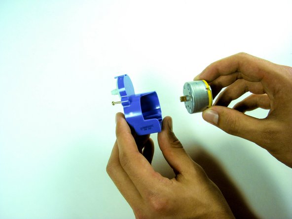 iRobot Roomba 650 Side Brush Motor Replacement, Motor Removal: crwdns2935265:05crwdnd2935265:02crwdnd2935265:02crwdne2935265:0