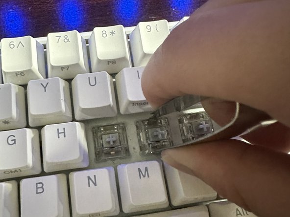 Ducky One 3 SF Keycaps and Switches Replacement: шаг 4, изображение 2 из 3