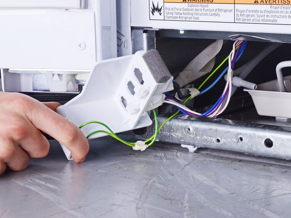 WRS315SDHW Drain Pan Replacement, Reposition the wiring harness: 步骤 12 中的图像 3，3