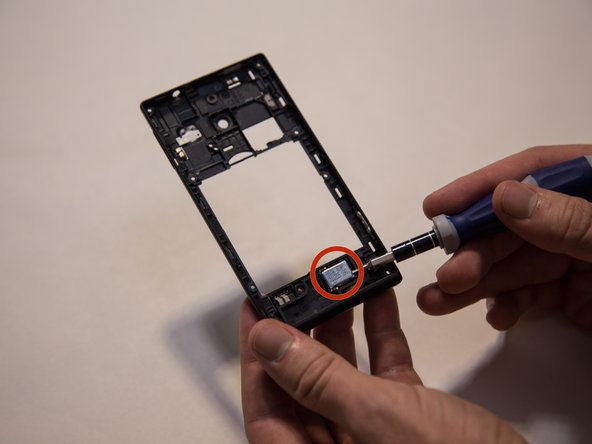 Huawei Ascend W1 Motherboard Replacement, Removing the rest of the middle cover.: crwdns2935265:07crwdnd2935265:03crwdnd2935265:03crwdne2935265:0