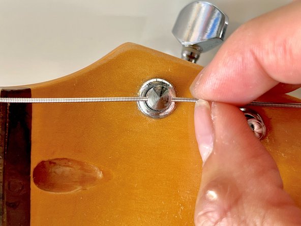 Replacing Strings on Floating Tremolo Bridge Guitar: crwdns2935265:05crwdnd2935265:03crwdnd2935265:03crwdne2935265:0