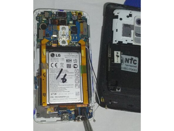 LG G2 Charging Port Replacement, Freeing up the daughterboard: crwdns2935265:04crwdnd2935265:02crwdnd2935265:03crwdne2935265:0