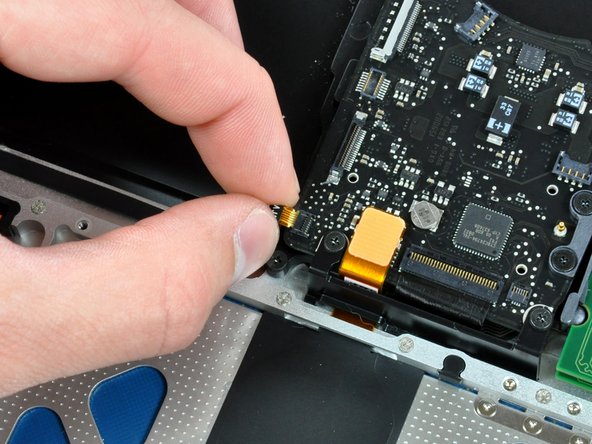 MacBook Unibody Model A1278 Upper Case Replacement: crwdns2935265:033crwdnd2935265:02crwdnd2935265:02crwdne2935265:0