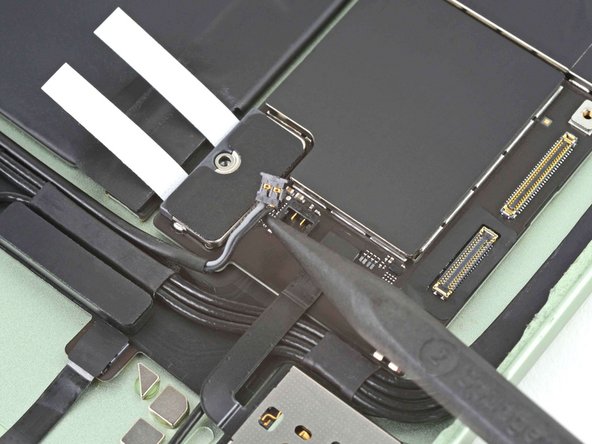 iPad Air 4 Battery Replacement, Disconnect the bottom speaker: crwdns2935265:026crwdnd2935265:02crwdnd2935265:02crwdne2935265:0