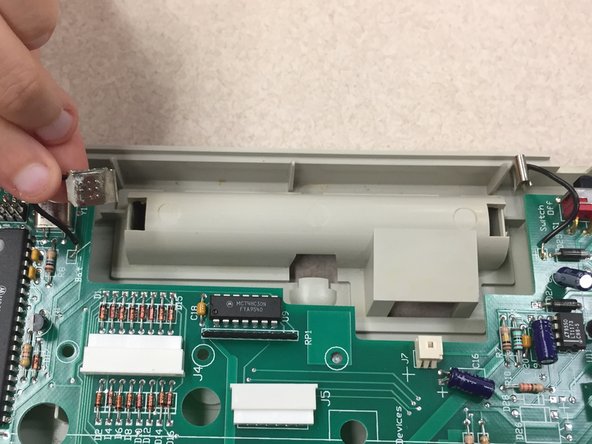 AlphaSmart Pro Motherboard Replacement, Disconnecting Battery Prongs From Battery Compartment: crwdns2935265:06crwdnd2935265:02crwdnd2935265:02crwdne2935265:0