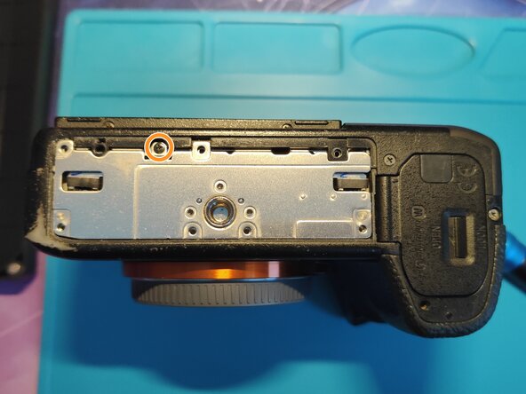 Sony A7 II Top Flex Cable replacement, Removing the tripod mount plate: crwdns2935265:04crwdnd2935265:01crwdnd2935265:03crwdne2935265:0