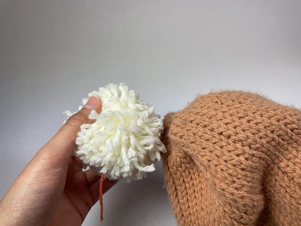 How to Replace the Pom Pom on a Beanie: crwdns2935265:06crwdnd2935265:02crwdnd2935265:03crwdne2935265:0