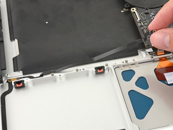 Reemplazo del soporte de disco duro con sensor de suspensión para MacBook Unibody modelo A1278: paso 23, imagen 3 de 3