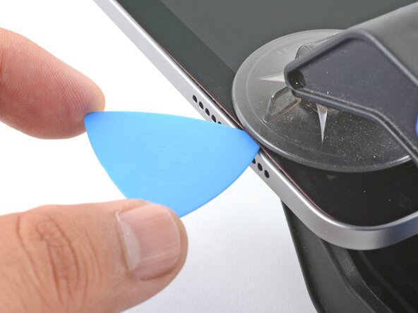 iPad Air 6 11" Screen Replacement: step 5, image 2 of 3