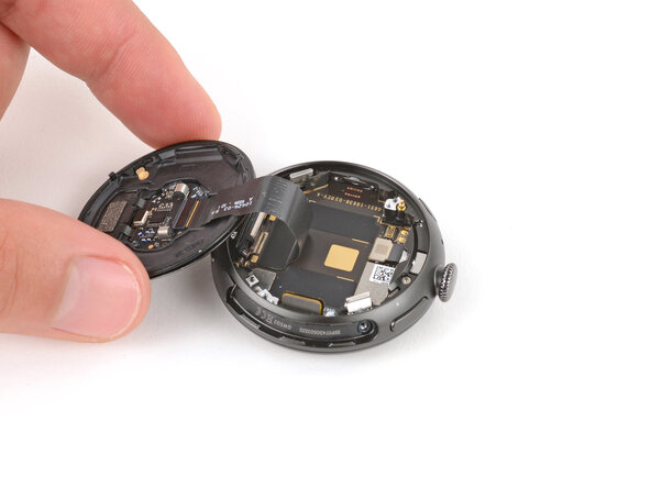 Google Pixel Watch 4 Screen Replacement, Reposition the back sensor glass: adım 16, 2 resimden 2.