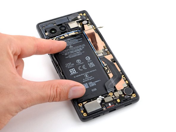 Google Pixel 7a Battery Replacement, Align and secure the battery: 步骤 44 中的图像 2，3