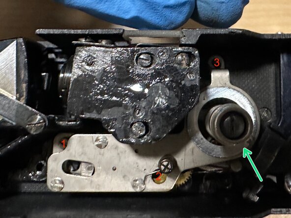 Cleaning & lubricating a GOMZ Leningrad, Remove the slow speed mechansim: crwdns2935265:04crwdnd2935265:01crwdnd2935265:02crwdne2935265:0