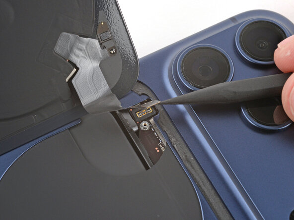 iPhone 17 Pro Back Glass Replacement, Disconnect the back glass: crwdns2935265:011crwdnd2935265:02crwdnd2935265:02crwdne2935265:0