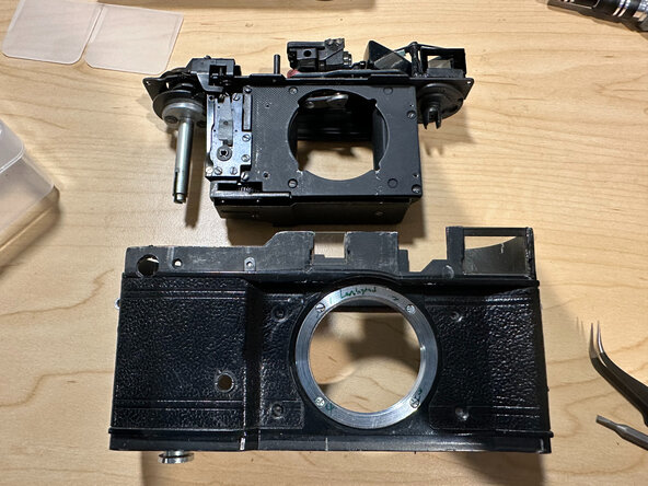 Cleaning & lubricating a GOMZ Leningrad, Remove the winder spool: crwdns2935265:07crwdnd2935265:01crwdnd2935265:03crwdne2935265:0