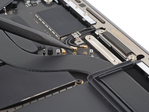 MacBook Pro 16" 2023 Logic Board and Heatsink Removal, Disconnect the antenna bar: stap 0, afbeelding 2 van 3