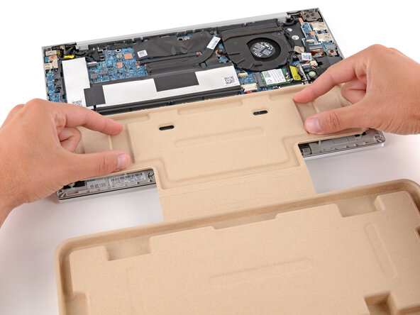 HP EliteBook 840 Aero G8 Battery Replacement, Adhere the cardboard to the battery: crwdns2935265:011crwdnd2935265:03crwdnd2935265:03crwdne2935265:0