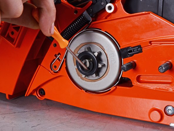 Echo Chain Saw CS590 2019 Oil System Replacement, Remove the E-ring: crwdns2935265:021crwdnd2935265:02crwdnd2935265:03crwdne2935265:0