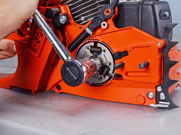 Echo Chain Saw CS590 2019 Oil System Replacement, Remove the clutch assembly: crwdns2935265:026crwdnd2935265:02crwdnd2935265:02crwdne2935265:0