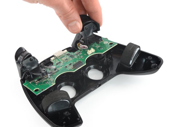 SteelSeries Nimbus+ Triggers Replacement, Lift up the mainboard: crwdns2935265:015crwdnd2935265:02crwdnd2935265:03crwdne2935265:0