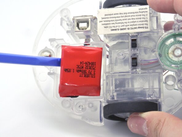 Disassembling the Blue-Bot, Removing the battery: crwdns2935265:03crwdnd2935265:02crwdnd2935265:03crwdne2935265:0