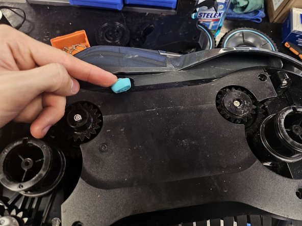 Aiper Seagull Pro: Button bearing replacement, Other side's side cover and chassis screws: crwdns2935265:06crwdnd2935265:01crwdnd2935265:03crwdne2935265:0