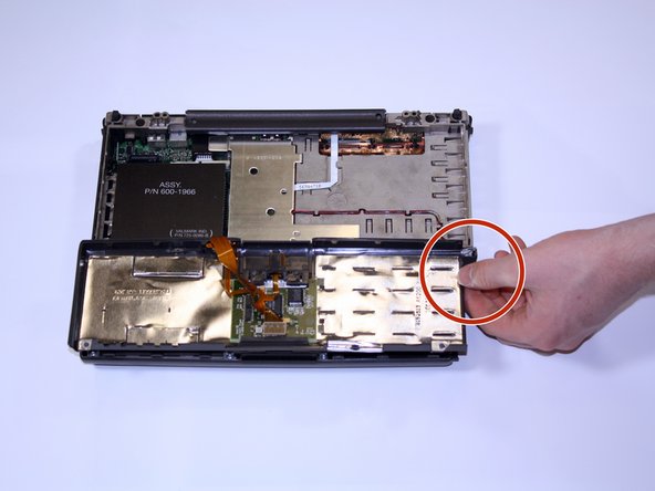 Apple Powerbook 5300 Trackpad Replacement, Trackpad: passo 4, immagine 2 di 2