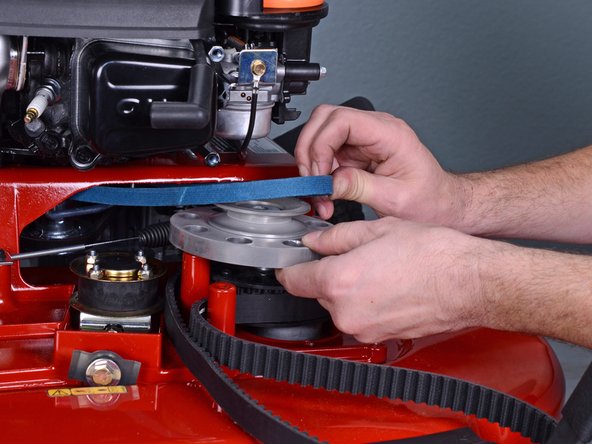 Toro Walk Behind Mowers 21199HD 2018 Right Spindle Replacement: crwdns2935265:022crwdnd2935265:03crwdnd2935265:03crwdne2935265:0