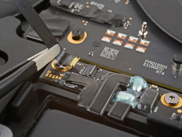 MacBook Pro 13" 2022 (M2) Battery Replacement, Remove the battery data cable: crwdns2935265:023crwdnd2935265:03crwdnd2935265:03crwdne2935265:0