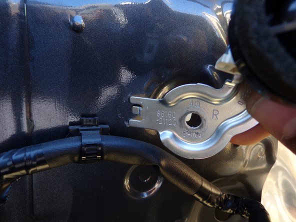 2004-2010 Scion tC Passenger Door Tweeter Speaker Replacement: passo 14, imagem 2 %32