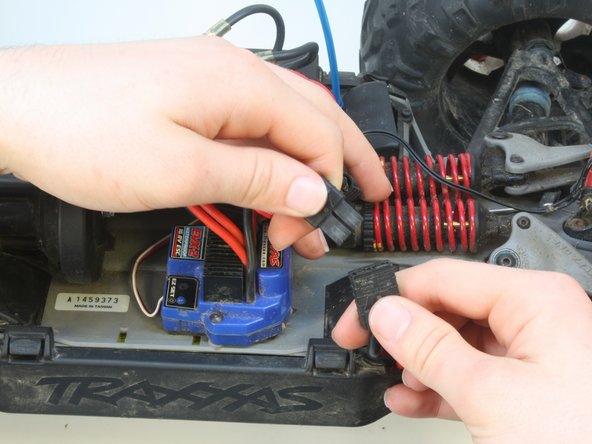 Traxxas Summit Steering Assembly Servo Replacement: crwdns2935265:03crwdnd2935265:02crwdnd2935265:02crwdne2935265:0