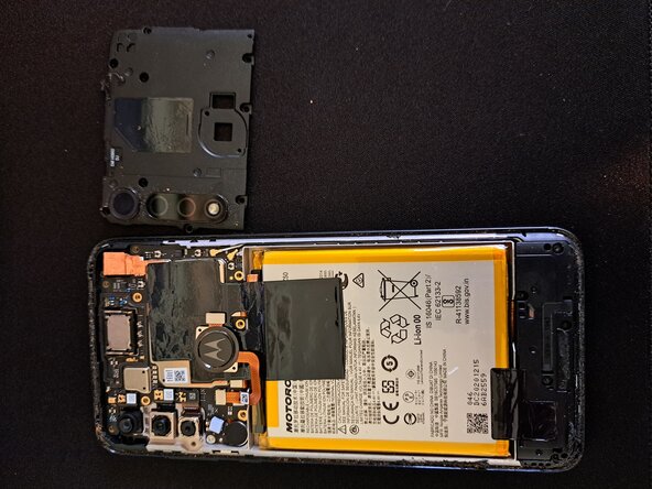 Motorola Moto G Power (2020)/G8 Power Display Replacement, Unclip motherboard's plastic cover: crwdns2935265:04crwdnd2935265:03crwdnd2935265:03crwdne2935265:0