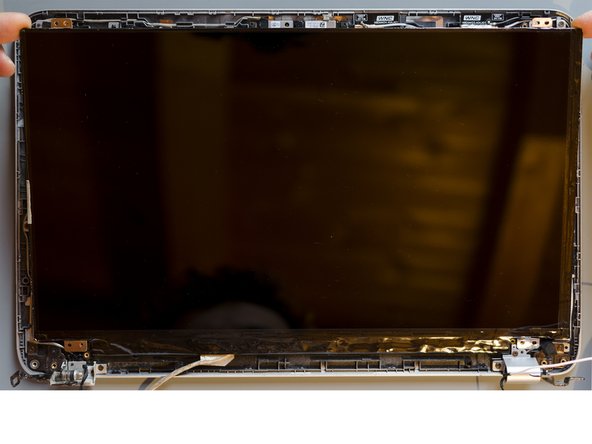 Upgrade the display panel and replace the display cable, Mount the new display panel: stap 0, afbeelding 2 van 3
