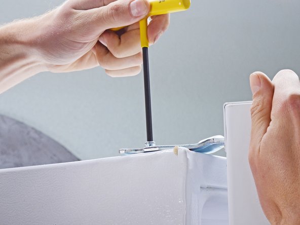 Whirlpool Refrigerator Freezer Door Replacement, Unfasten the freezer door: crwdns2935265:011crwdnd2935265:02crwdnd2935265:02crwdne2935265:0