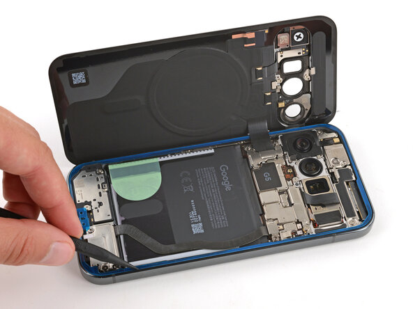 Google Pixel 10 Pro 5G mmWave Antenna Replacement, Secure the adhesive: crwdns2935265:053crwdnd2935265:01crwdnd2935265:03crwdne2935265:0