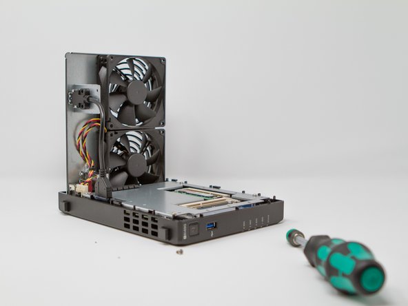 Synology DS918+ - Démontage complet, Cage disques : retrait du berceau 3/3: crwdns2935265:013crwdnd2935265:03crwdnd2935265:03crwdne2935265:0