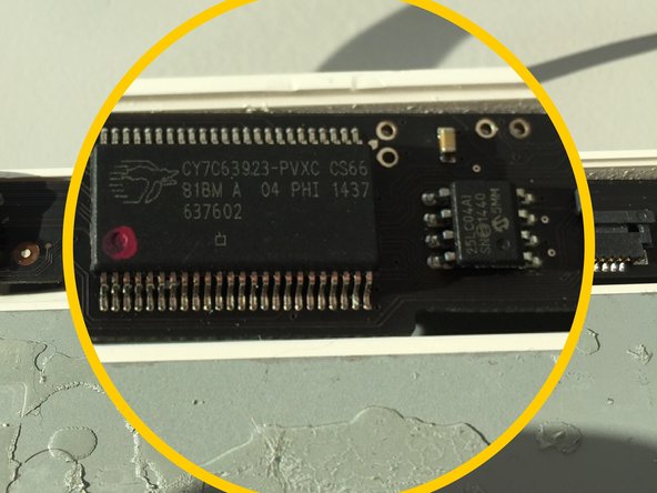Apple Keyboard A1243 Teardown, Inspecting Logic Board 2: crwdns2935265:07crwdnd2935265:02crwdnd2935265:03crwdne2935265:0