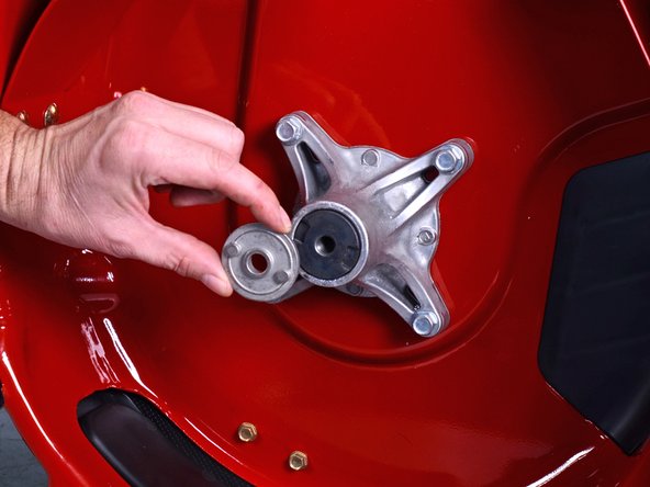 Toro Walk Behind Mowers 21199HD 2018 Right Blade Replacement, Remove the blade key adapter: crwdns2935265:08crwdnd2935265:02crwdnd2935265:02crwdne2935265:0