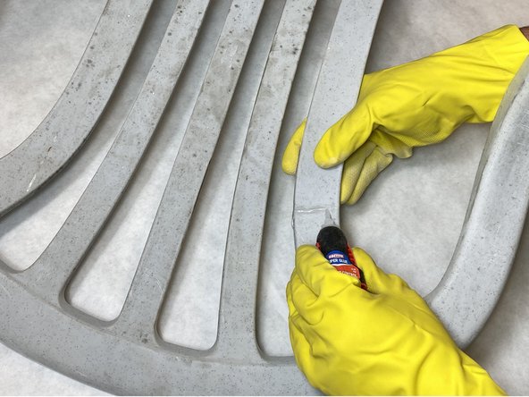 How to Fix Plastic Chair Cracks: crwdns2935265:04crwdnd2935265:03crwdnd2935265:03crwdne2935265:0